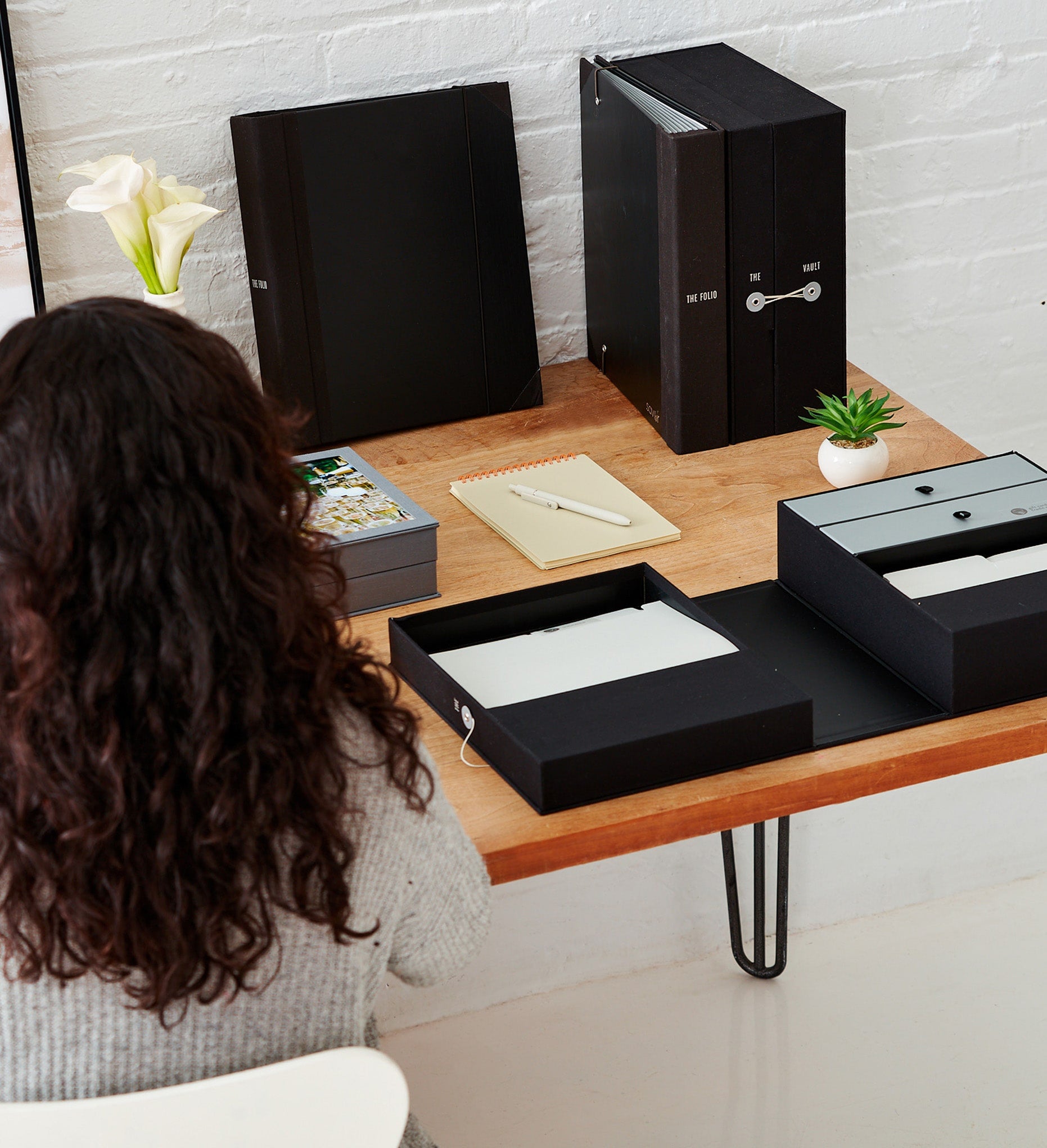 VA9_FO__Lifestyle_Woman_on_desk-min.jpg